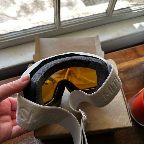 SMITH snow/skiing goggles with anti-fog lens, &
UVA/UVB sun protection - Picture 8 of 12